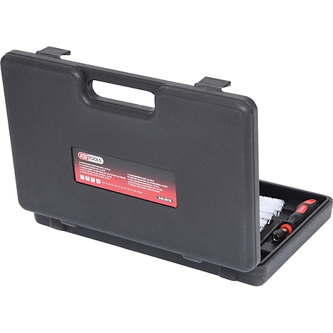 Schwarzer Werkzeugkoffer, geöffnet. Rot-schwarzer Schraubendreher, weiße Bürsten und ein rotes Schild mit Text sichtbar.